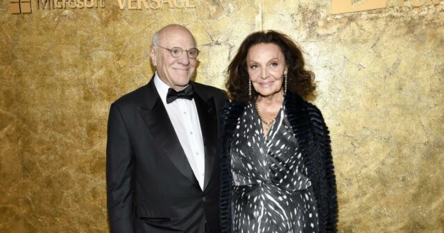 Barry Diller, antes da publicação de seu livro, sai como gay e ama sua esposa.



