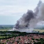 Os serviços de emergência correram para o local na antiga base da RAF, Bicester Motion, em Oxfordshire no início da noite