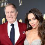 A namorada de Bill Belichick, Jordon Hudson, fica sem calça no jogo da universidade
