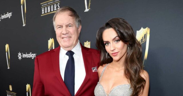 A namorada de Bill Belichick, Jordon Hudson, fica sem calça no jogo da universidade