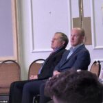 Bill Belichick está sentado na primeira fila para assistir sua namorada Jordon Hudson em seu programa, senhorita Maine