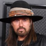 Billy Ray Cyrus compartilha uma foto de família com seu filho Braison, sua filha Miley e seu namorado Maxx