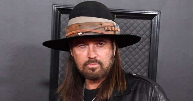 Billy Ray Cyrus compartilha uma foto de família com seu filho Braison, sua filha Miley e seu namorado Maxx