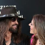 GetTyimages-2216882839 Billy Ray Cyrus e Elizabeth Hurley estreia com o filho Damian