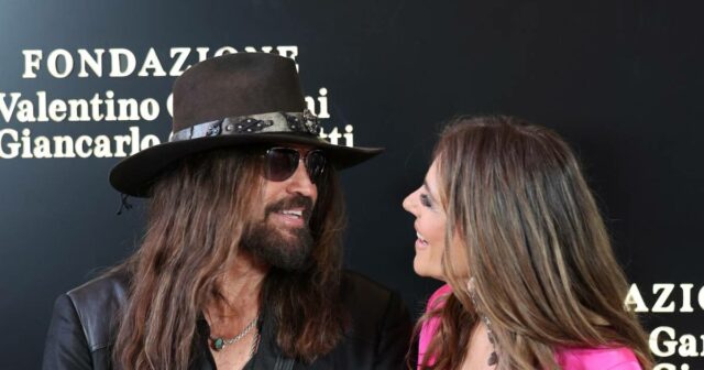 Billy Ray Cyrus e Elizabeth Hurley transformam a estréia no GetTyimages-2216882839 Billy Ray Cyrus e Elizabeth Hurley estreia com o filho Damian
