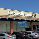 Itens, incluindo roupas, utensílios domésticos e mídia, são classificados em caixas para compradores na nova loja de Goodwill Outlet em San Jose, que tem sua grande inauguração programada para sexta -feira, 2 de maio de 2025. (Cortesia de boa vontade do Vale do Silício)