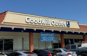 Boa vontade do Vale do Silício abre sua primeira saída em San Jose Itens, incluindo roupas, utensílios domésticos e mídia, são classificados em caixas para compradores na nova loja de Goodwill Outlet em San Jose, que tem sua grande inauguração programada para sexta -feira, 2 de maio de 2025. (Cortesia de boa vontade do Vale do Silício)