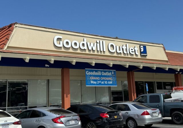 Itens, incluindo roupas, utensílios domésticos e mídia, são classificados em caixas para compradores na nova loja de Goodwill Outlet em San Jose, que tem sua grande inauguração programada para sexta -feira, 2 de maio de 2025. (Cortesia de boa vontade do Vale do Silício)