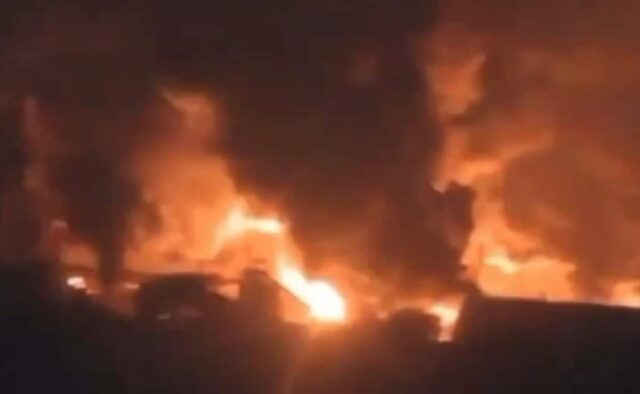 Bombas israelenses Hodeidah Port no dia seguinte à greve houthi no aeroporto



