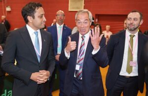 Boris Johnson: Os conservadores podem vencer mais eleições – eis como … A reforma do líder britânico Nigel Farage comemora com seus colegas após a vitória do Runcorn e Helsby Party