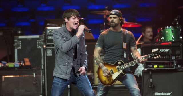 Brad Arnold, cantor e guitarrista de 3 portas para baixo, é diagnosticado com câncer no estágio 4. Cancela sua turnê porque ele não tem medo.



