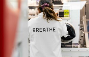 Breathe investe US $ 21 milhões na bateria da série B para determinar o desempenho A scientist works in Breathe Battery Technologies' lab.