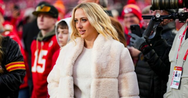 Brittany Mahomes 'se desafia' para ficar fora do telefone quando Patrick Mahomes lê pequenos livros ilustrados para seus 2 filhos