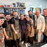 Gosto da comida na vila de West Yorkshire em Normanale, Bruce Springsteen (à direita) e Stephen Graham (centro)