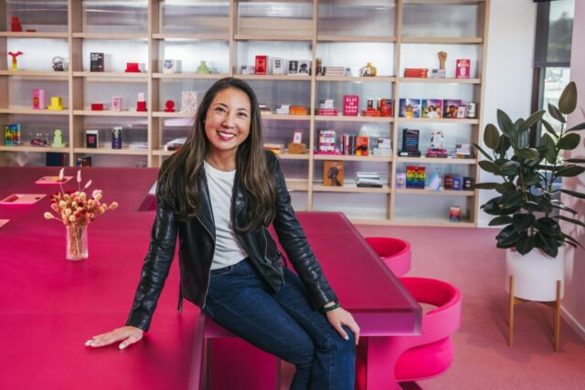 CEO do Tinder para renunciar em julho Faye Iosotaluno, CEO of Tinder