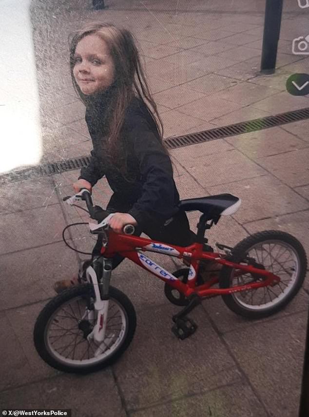 Caça urgente para encontrar estudante, sete anos que desapareceram no Noah Beetham, de Keighley, West Yorkshire, é descrito como cabelos longos e o viu pela última vez vestindo touros pretos de Chicago com calças cinza