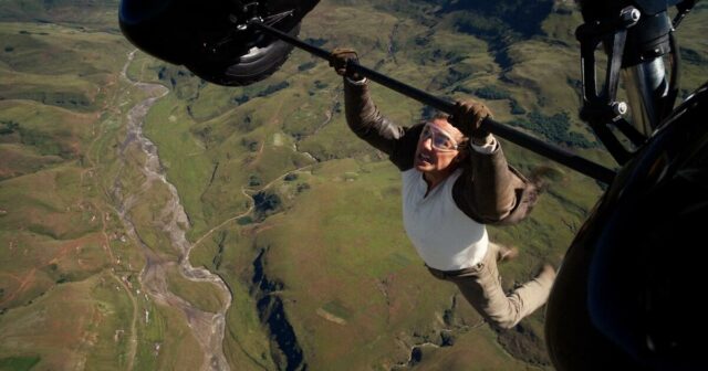 Cannes: Mesmo a má exposição não pode tropeçar em Tom Cruise, voando alto com 'Missão Impossível - o ajuste final'

