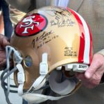 Bryant Young, NFL Celebrity Hall e ex -49ers de acessórios de defesa, Autogramir Kaciga 49ers para Santa Clara Larry Stone Estate Assessor no Hammer Theatre Center na quarta -feira, 21 de maio de 2025 (New Pizarro/Bay Area News Group)