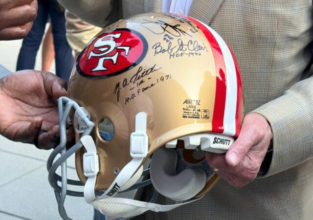 Capacete inestimável 49ers recebe outro autógrafo do Hall Celebrity Bryant Young, NFL Celebrity Hall e ex -49ers de acessórios de defesa, Autogramir Kaciga 49ers para Santa Clara Larry Stone Estate Assessor no Hammer Theatre Center na quarta -feira, 21 de maio de 2025 (New Pizarro/Bay Area News Group)