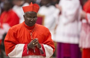 Cardeal pode ser expulso do conclave porque ele não sabe sua idade Não está claro quantos anos o cardeal Philippe Ouédraogo nasceu em 4 de janeiro de 1945 ou 31 de dezembro daquele ano