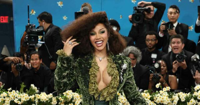 Cardi B atinge o marido separado compensado, enquanto novas acusações aparecem nas redes sociais no meio do divórcio