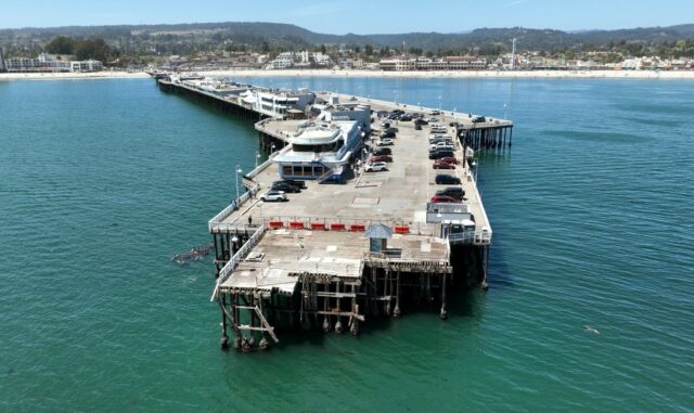 Os visitantes estão em uma doca em Santa Cruz Wharf, em Santa Cruz, Califórnia, na quarta -feira, 21 de maio de 2025 (NHAT V. Meyer/Bay Area News Group)