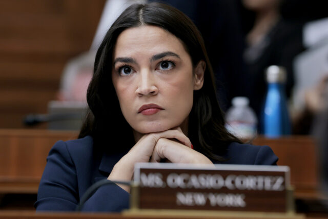 Casa Branca chama o chefe da AOC do Partido Democrata

