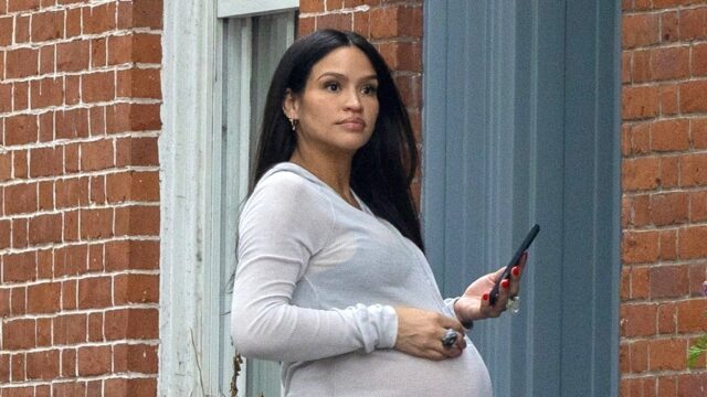 Cassie-Pregnant-BackGrid-2