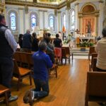 Católicos romanos na área da baía e em todo o mundo