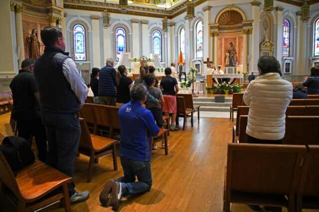 Católicos romanos na área da baía e em todo o mundo



