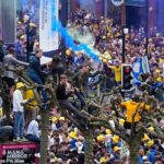 Os fãs do Leeds United fecharam a cidade quando comemoraram seu título de campeonato em massa