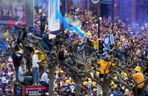 Celebre Leeds Os fãs do Leeds United fecharam a cidade quando comemoraram seu título de campeonato em massa
