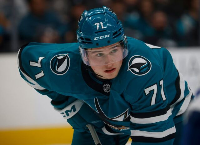 Celebrini, um jogador de San Jose Sharks, está entre os finalistas do Calder Trophy



