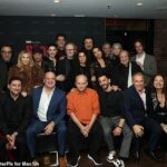 Um ator morreu de um papel fundamental em sopranose. Elenco retratado em 2024 em Nova York em um evento anual para o show de culto HBO