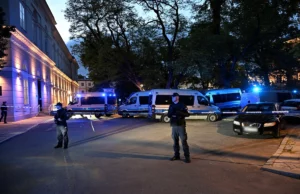 Chegou -se -OFF na Universidade de Varsóvia. Encontrei as cabeças da cabeça Chegou -se -OFF na Universidade de Varsóvia. Encontrei as cabeças da cabeça