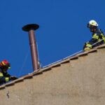 Chimney instalada no telhado da capela sistina em frente ao conclave para escolher o sucessor do Papa Francis