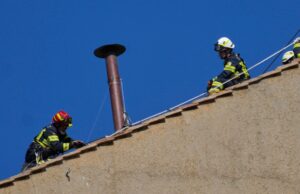 Chimney instalada no telhado da capela sistina em frente ao conclave para escolher o sucessor do Papa Francis Chimney instalada no telhado da capela sistina em frente ao conclave para escolher o sucessor do Papa Francis