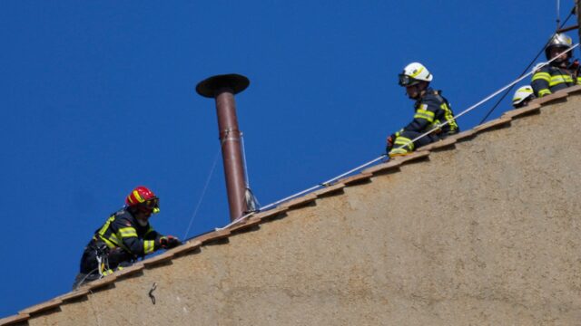 Chimney instalada no telhado da capela sistina em frente ao conclave para escolher o sucessor do Papa Francis

