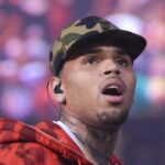 Chris Brown prendeu no Reino Unido por supostamente destruir a garrafa de tequila na cabeça do produtor musical em 2023