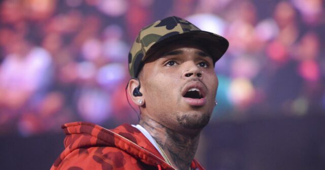 Chris Brown prendeu no Reino Unido por supostamente destruir a garrafa de tequila na cabeça do produtor musical em 2023

