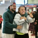 Chris Hughes recebeu docemente seu interesse amoroso JoJo Siw de volta ao Reino Unido de sua curta viagem a Los Angeles quando ele a pegou no aeroporto de Heathrow com um monte de rosas vermelhas no domingo