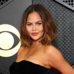 Chrissy-Teigen-Shows-Her-face-on-insagram-Live-1486409426.jpg