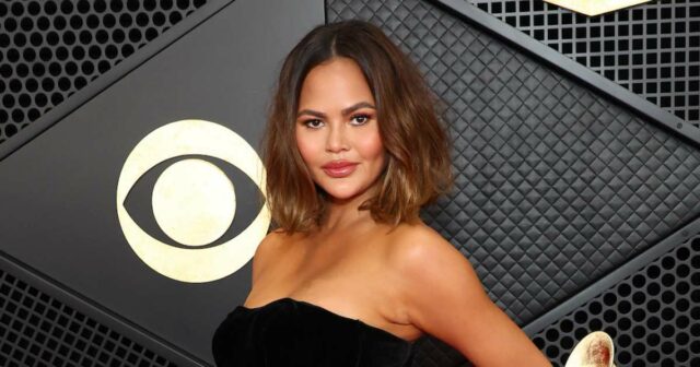 Chrissy-Teigen-Shows-Her-face-on-insagram-Live-1486409426.jpg