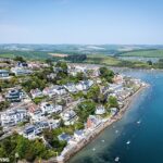 Salcombe em Devon há muito tempo é popular entre Bolthole para os ricos habitantes da cidade que procuram um intervalo à beira -mar