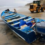 As equipes trabalham para garantir uma suspeita de contrabando de panga que derrubou ...