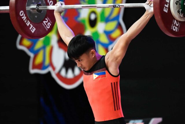 Jay-R Colonia competindo nos 49 kg dos jovens, o Campeonato Mundial Juvenil e Júnior da IWF.