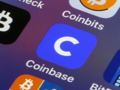 Coinbase demitirá 14% do pessoal como parte de uma reestruturação mais ampla Coinbase app logo on iPhone
