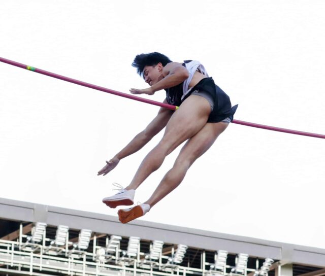 Vaulter de vara Elijah Cole tem seu Hiseye em outro grande torneio.