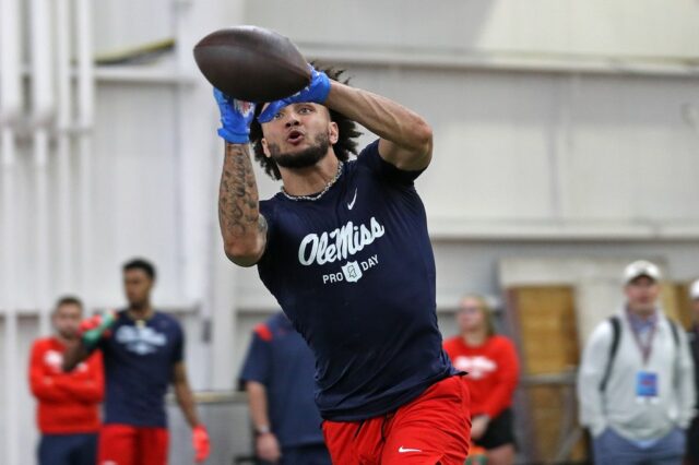 Com que rapidez 49 pode atingir o amplo destinatário Jordan Watkins até sua velocidade de 4,37 segundos?

