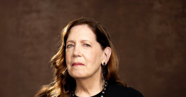 Comentário: Sob o olho: as bênçãos de Ann Dowd como tia Lydia em 'The Handmaid's Tale'

